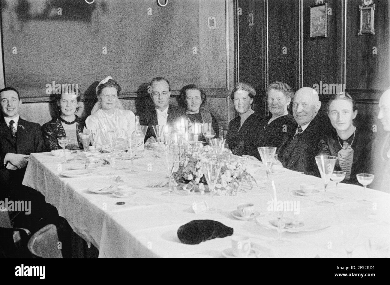 Mariage de Nikolaus Grasser, frère du photographe. Bad Wörishofen. Le couple de mariée avec la fête de mariage sur le Festboard Banque D'Images