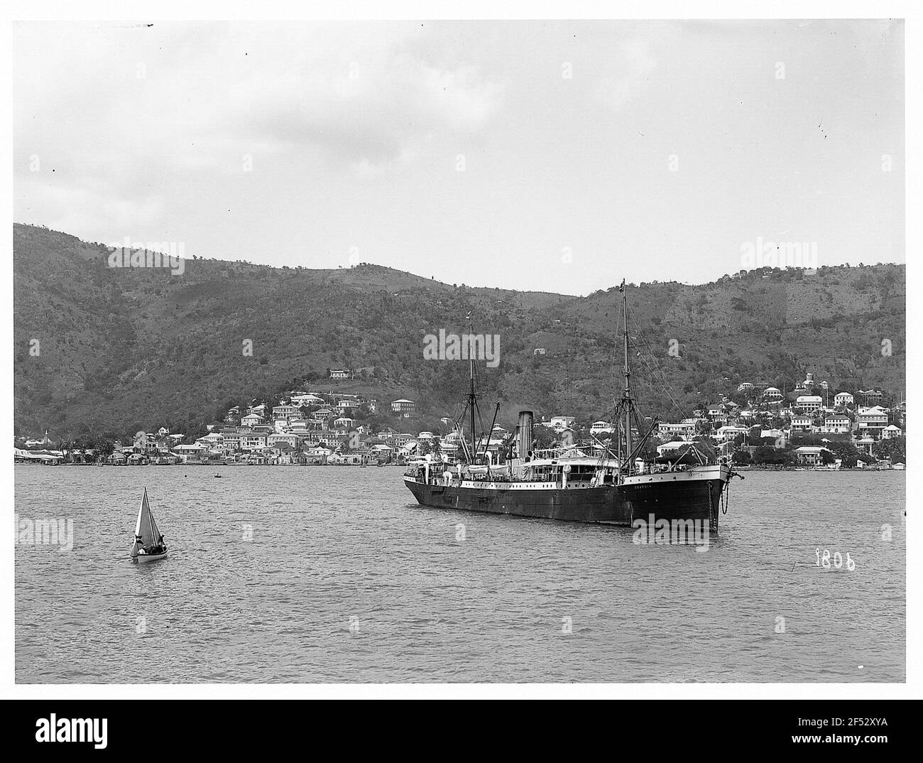 Saint Thomas (Îles Vierges). Vue sur le bateau à vapeur « Graecia » jusqu'à la côte (depuis un bateau à vapeur haute mer ?) Banque D'Images