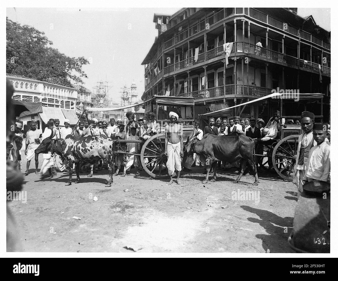 Bombay (Inde). Passage à niveau avec les locaux et les oxydes Banque D'Images