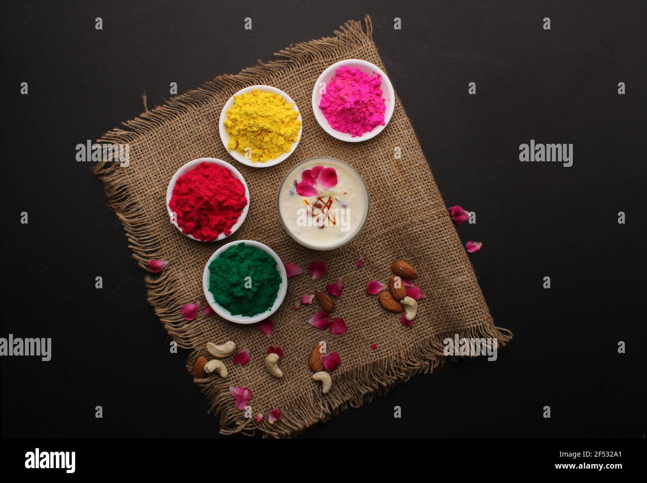 Indian festival Holi concept - boisson traditionnelle indienne Thandai Sardai nourriture de fête du lait, avec noix et couleur dans un bol. Banque D'Images