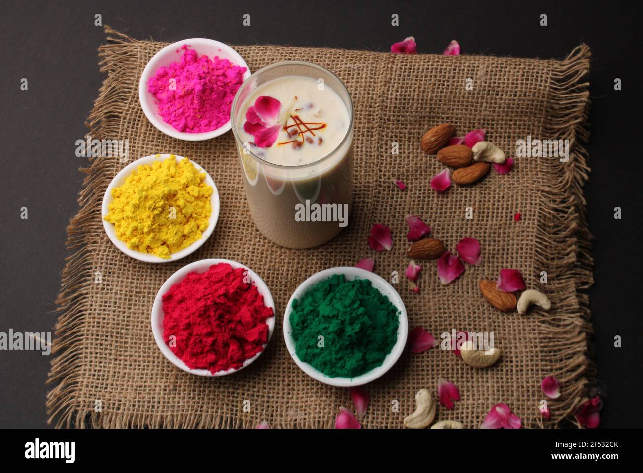 Indian festival Holi concept - boisson traditionnelle indienne Thandai Sardai nourriture de fête du lait, avec noix et couleur dans un bol. Banque D'Images
