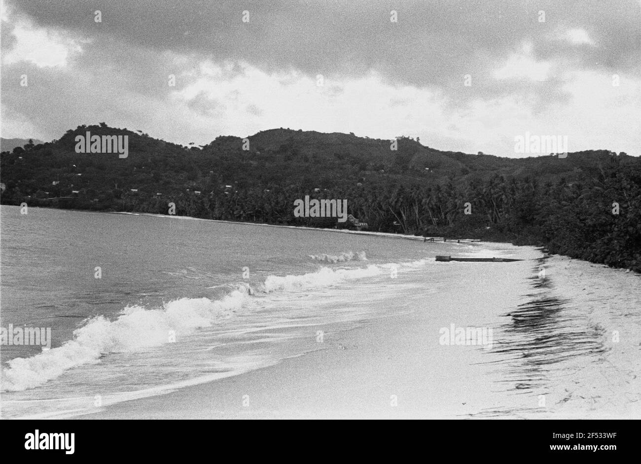 Photos de voyage Caraïbes. Trinidad. Paysage côtier avec plage et montagnes Banque D'Images