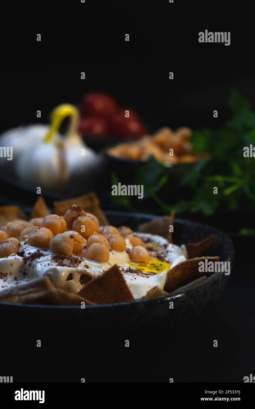 La fatteh de Levantine, l'houmous de fattet se compose généralement de morceaux de pain pita grillé ou frits et de pois chiches. Banque D'Images La fatteh de Levantine, l'houmous de fattet se compose généralement de morceaux de pain pita grillé ou frits et de pois chiches. Banque D'Images