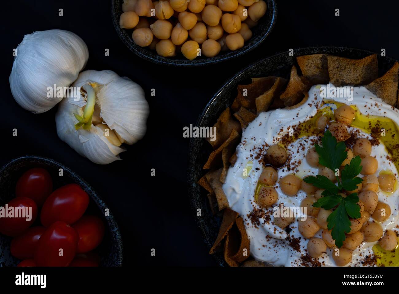 La fatteh de Levantine, l'houmous de fattet se compose généralement de morceaux de pain pita grillé ou frits et de pois chiches. Banque D'Images La fatteh de Levantine, l'houmous de fattet se compose généralement de morceaux de pain pita grillé ou frits et de pois chiches. Banque D'Images