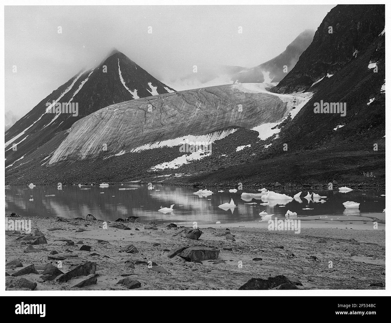 Spitzbergen, Norvège. Kingsbay avec glace de conduite. Vue depuis le rivage contre les glaciers et les montagnes (croisière avec le bateau à vapeur haute mer « Victoria Luise ») Banque D'Images