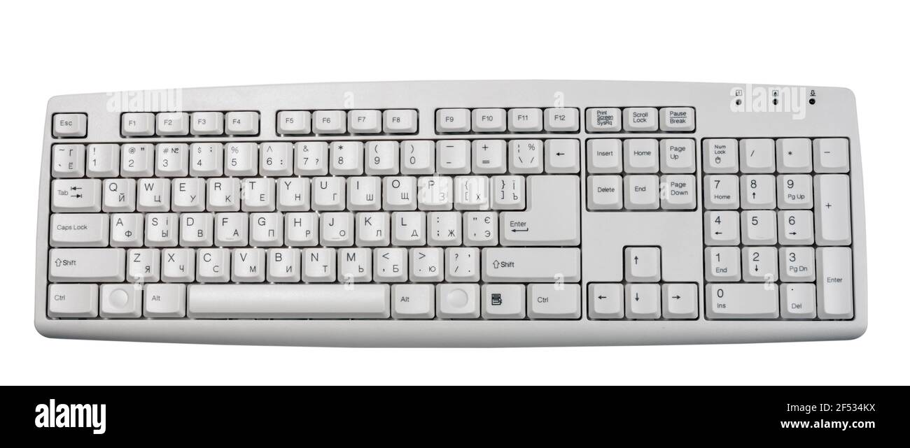 Clavier PC pour Office Home travaillez avec des lettres cyrilliques anglaises russes. Vue du dessus ordinateur clavier multimédia Qwerty filaire 104 touches taille normale blanc co Banque D'Images