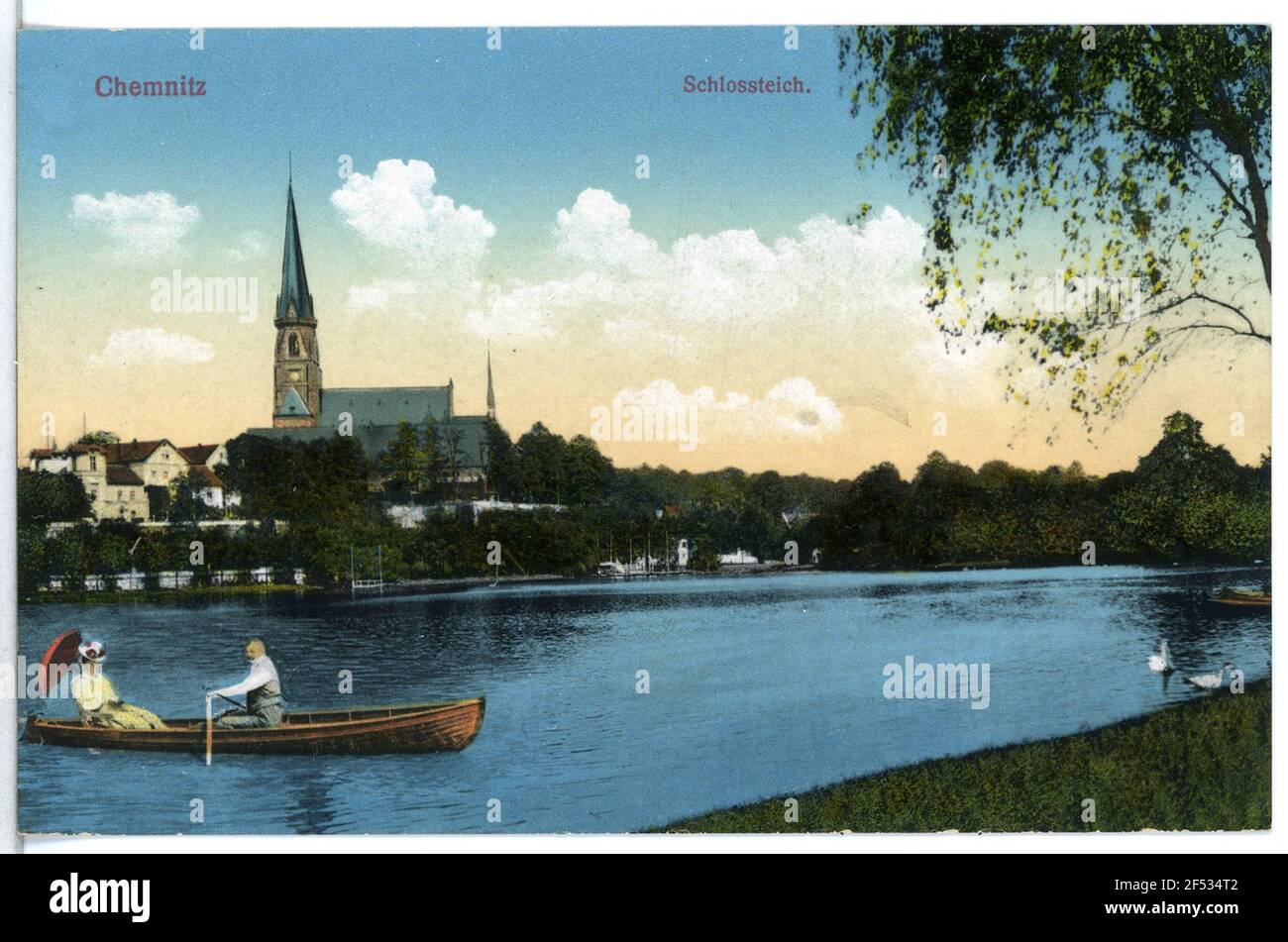 Étang du château avec rudderbar, église du château de Chemnitz. Étang de verrouillage avec aviron, église du château Banque D'Images