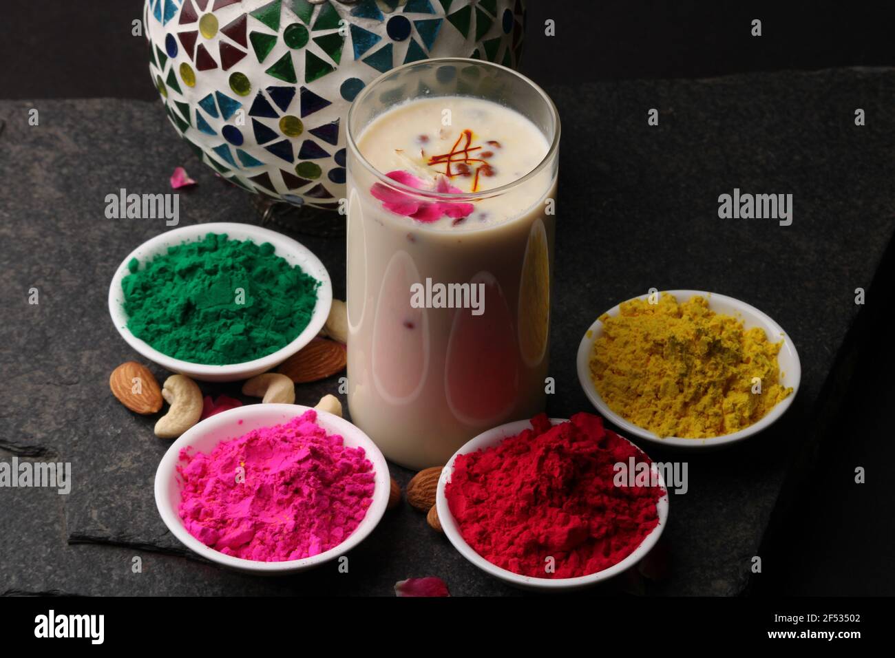 Indian festival Holi concept - boisson traditionnelle indienne Thandai Sardai nourriture de fête du lait, avec noix et couleur dans un bol. Banque D'Images