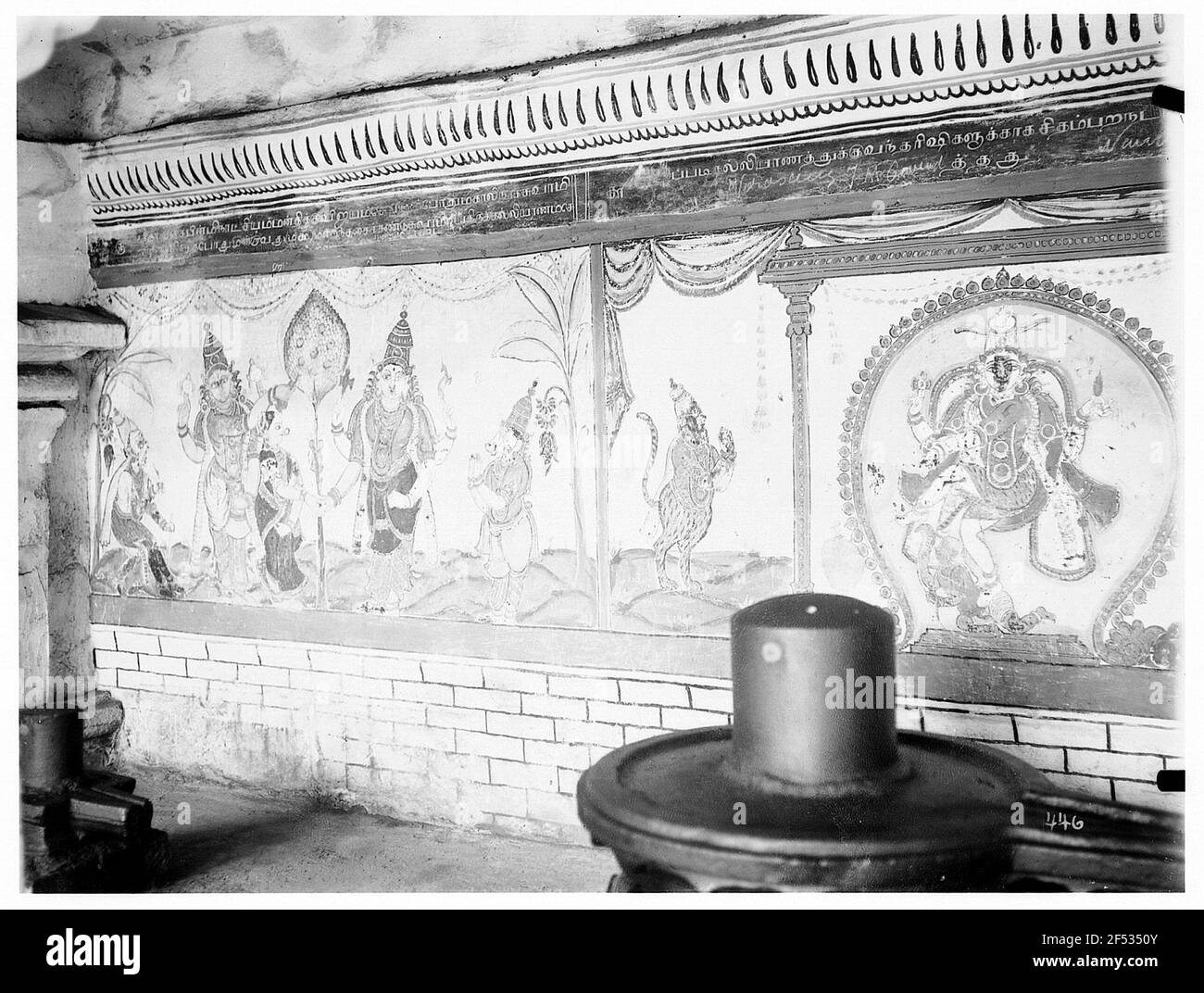 Nara. Peintures murales avec des scènes de religion bouddhiste à l'intérieur d'un temple Banque D'Images