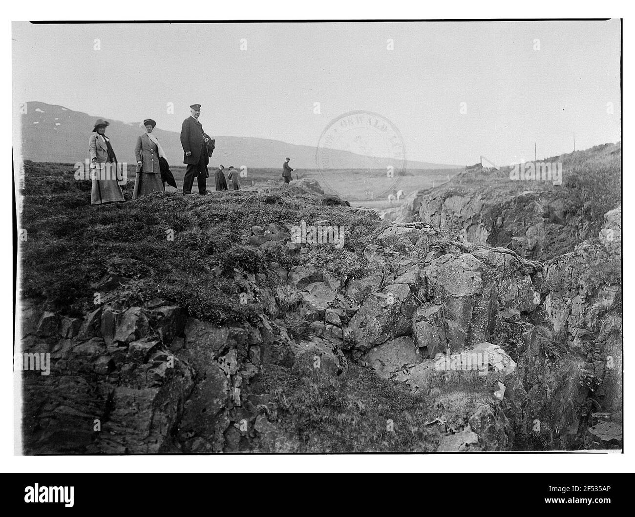 Akureyri (Islande). Passagers du bateau à vapeur haute mer « Victoria Luise » sur une colline au-dessus de l'affaire Glera. Recherche de NW sur la surface haute Banque D'Images