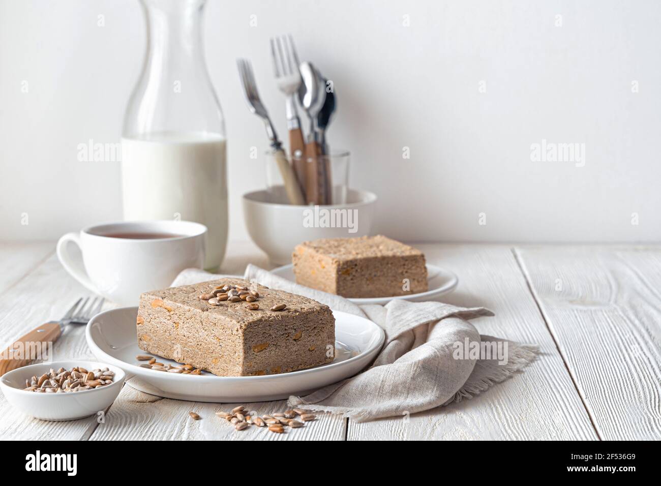 Halva avec graines de tournesol sur fond clair avec espace à copier. Douceur orientale. Banque D'Images