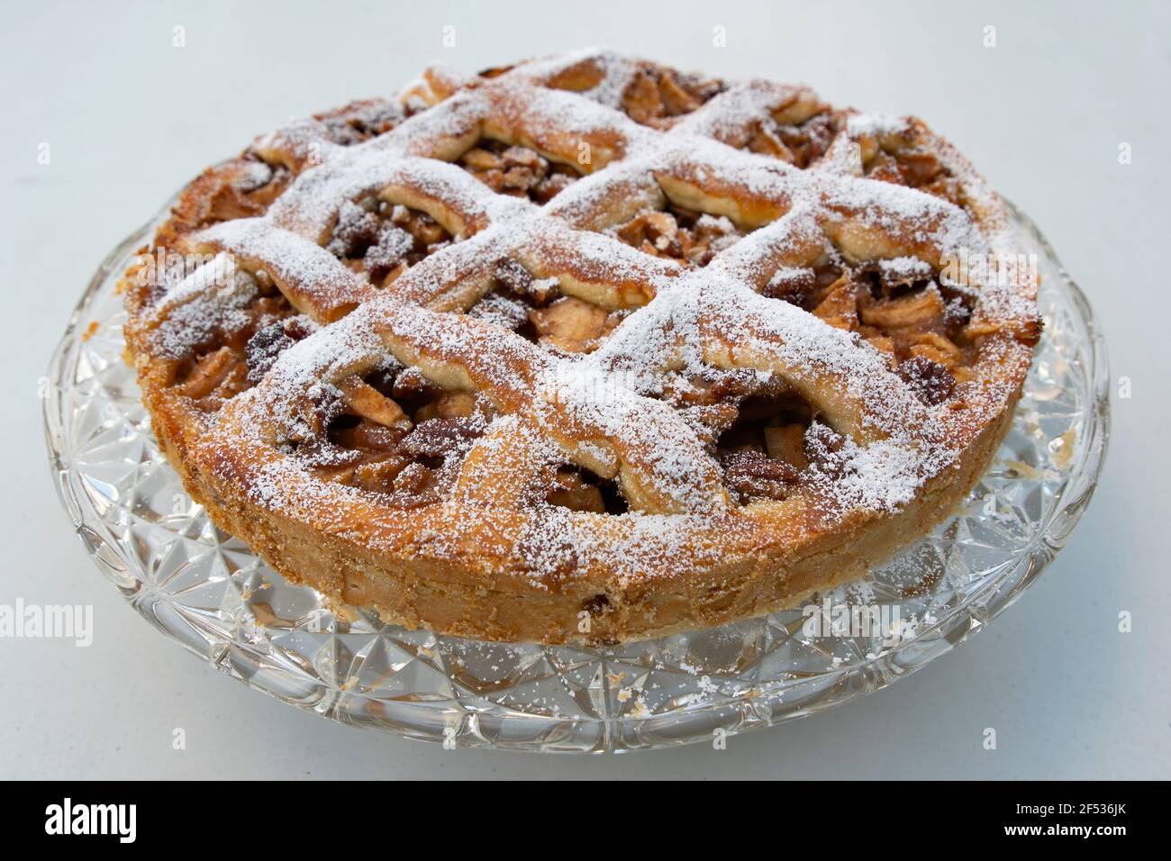 Tarte aux pommes faite à la maison gros plan blanc. Banque D'Images