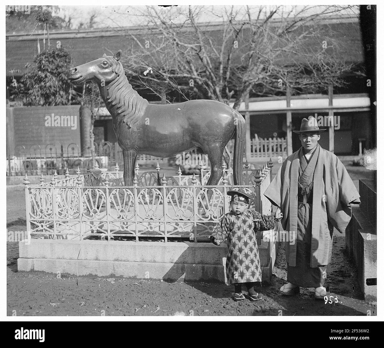 Nagasaki. Père et fils devant 'uma', le cheval Saint Banque D'Images