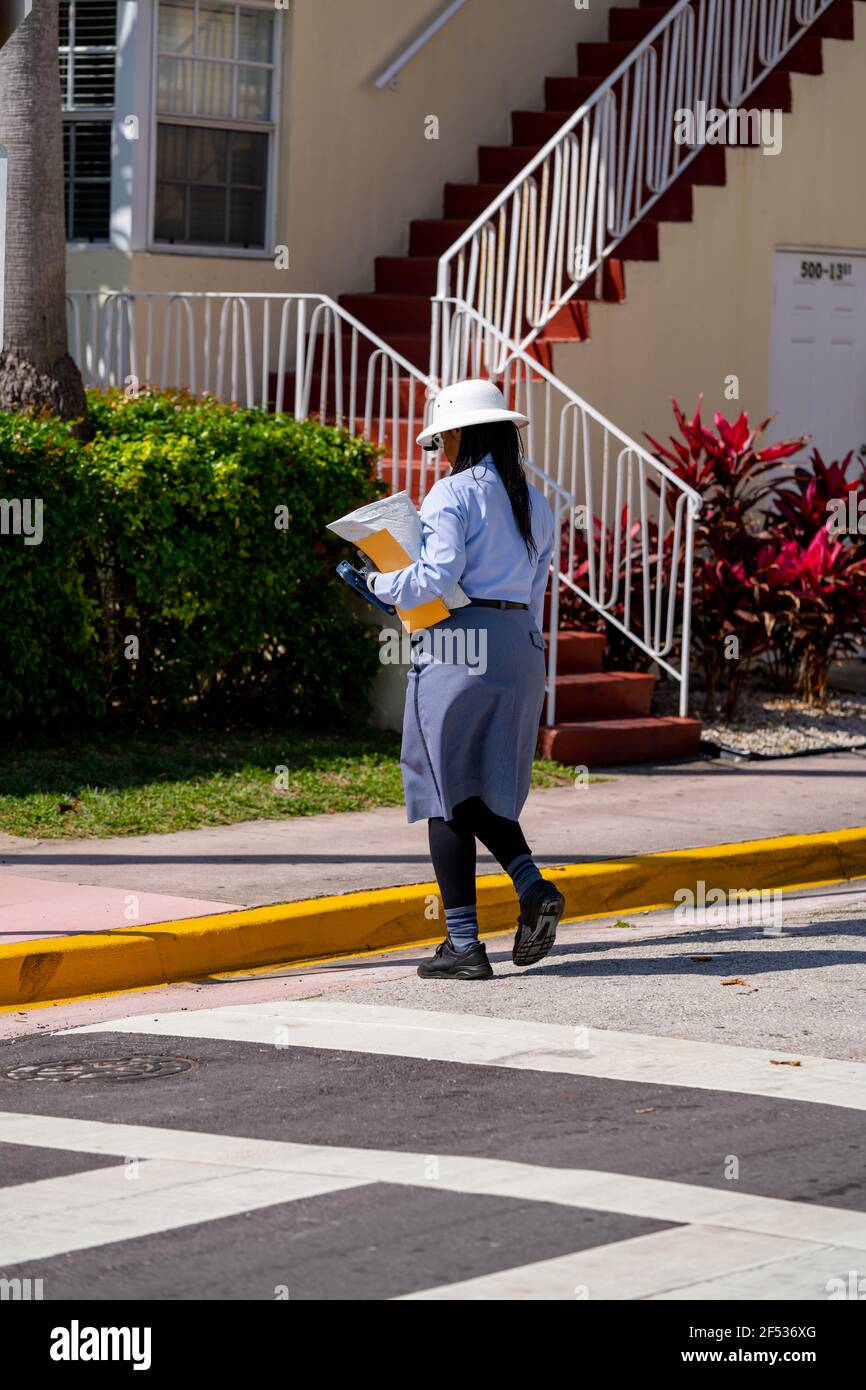 Un transporteur de courrier livrant du courrier aux maisons de Miami Beach, en Floride ÉTATS-UNIS Banque D'Images