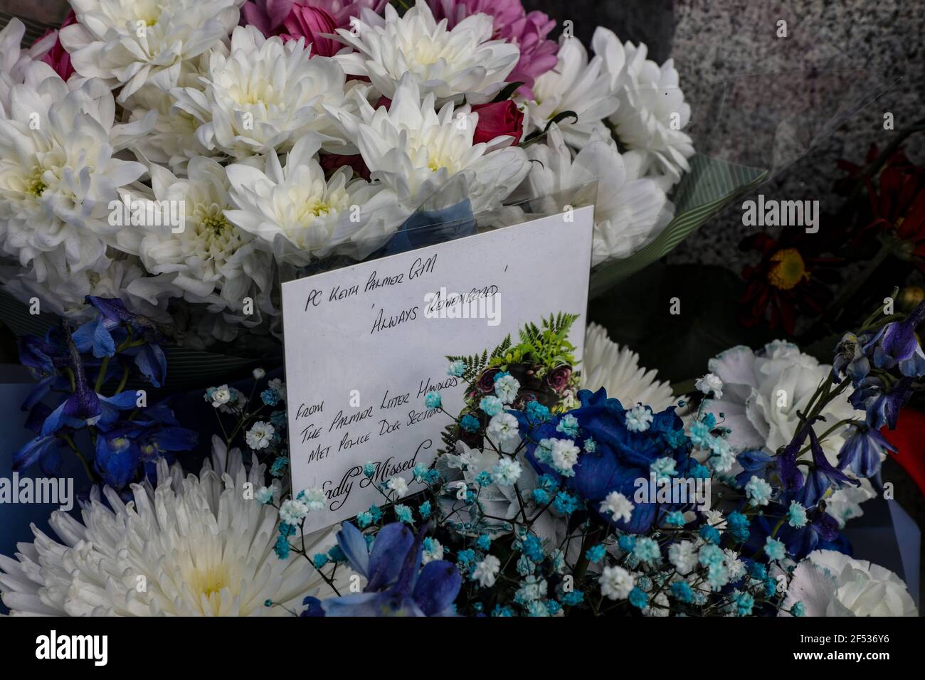 Les hommages floraux pour le PC Keith Palmer sont laissés sur la place du Parlement à l'occasion de l'anniversaire de l'attaque de terreur du pont de Westminster. Banque D'Images