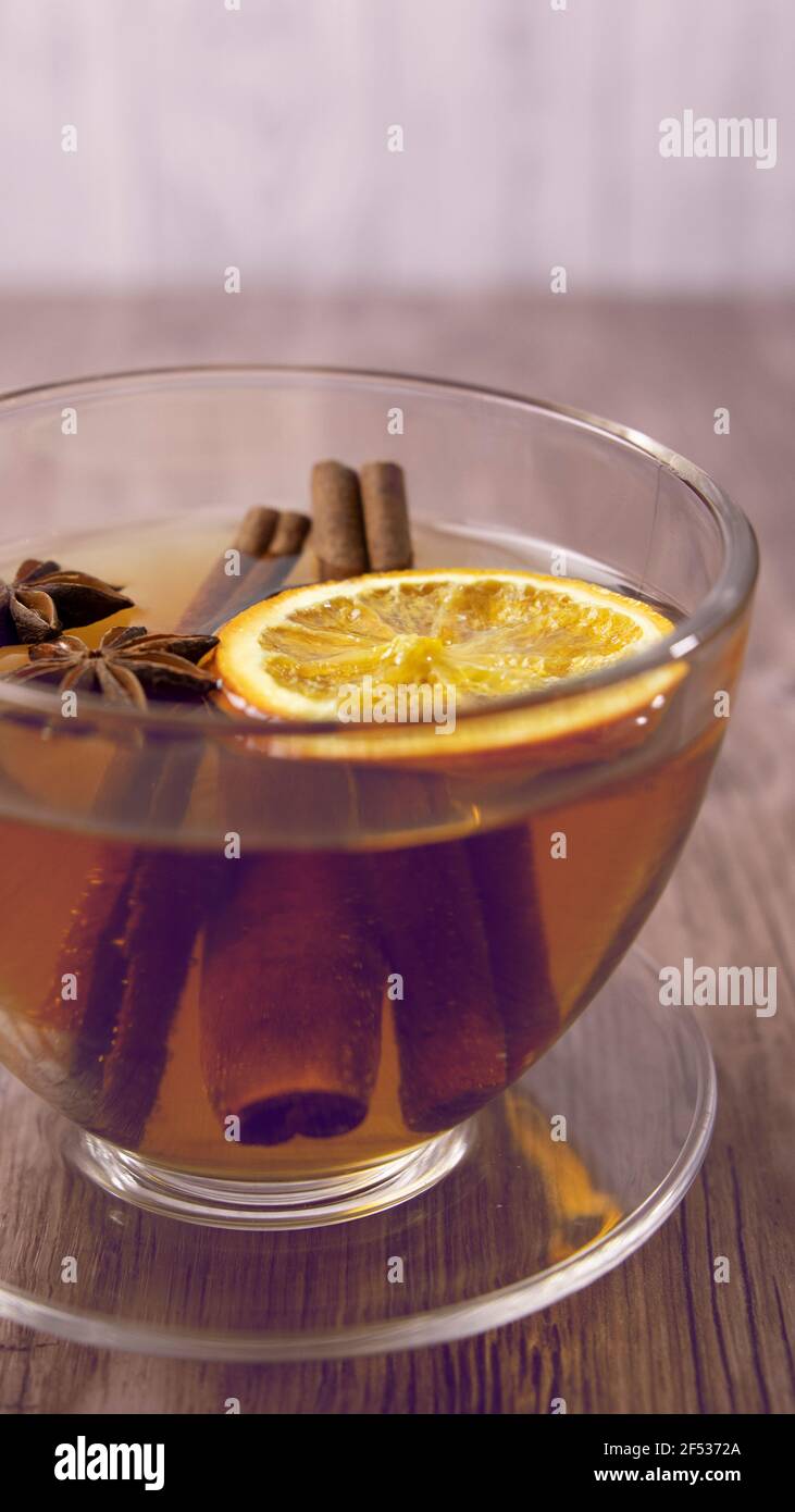 Tasse de thé à l'orange et à la cannelle et anis sur fond de bois. Banque D'Images