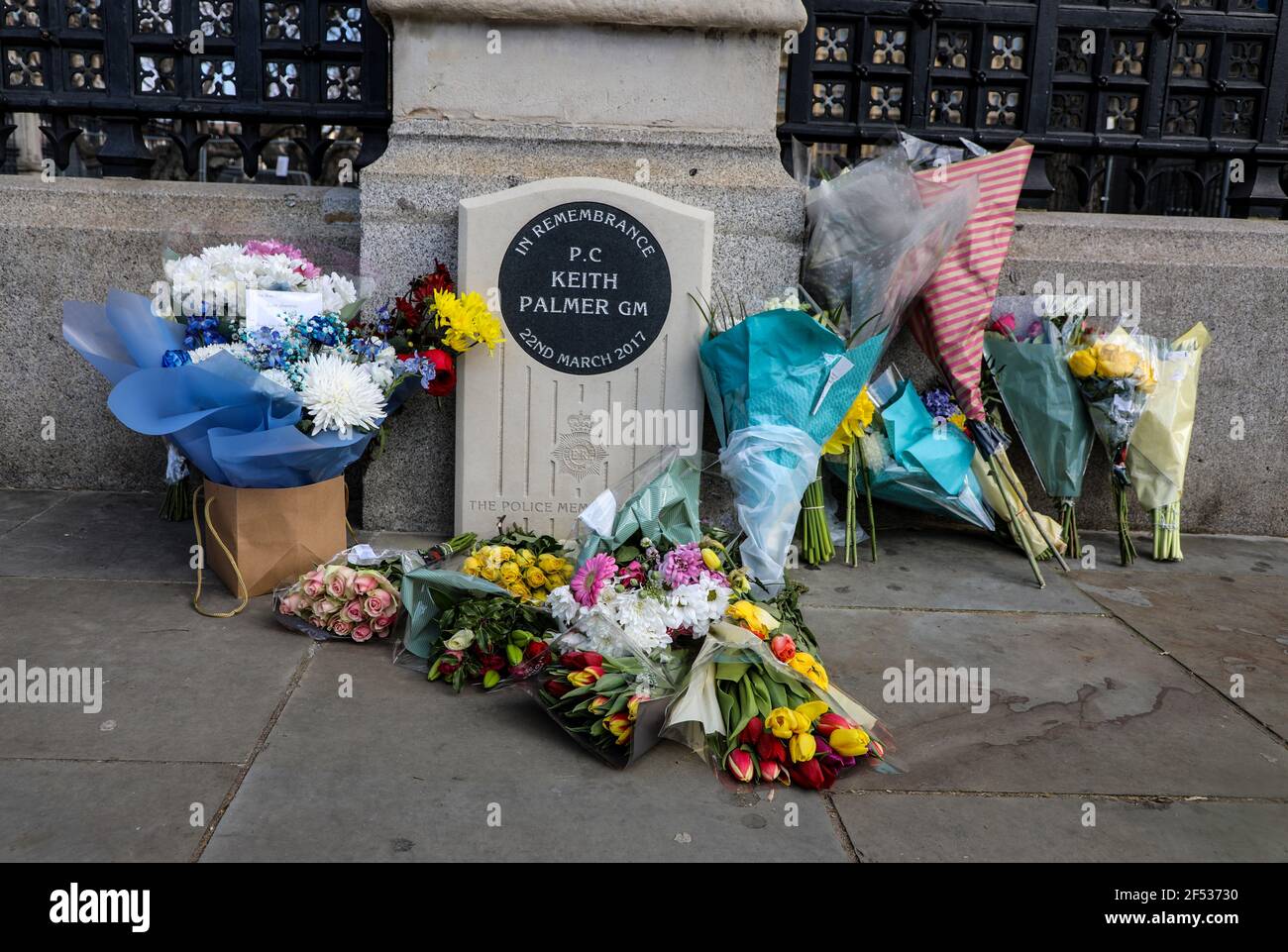 Les hommages floraux pour le PC Keith Palmer sont laissés sur la place du Parlement à l'occasion de l'anniversaire de l'attaque de terreur du pont de Westminster. Banque D'Images