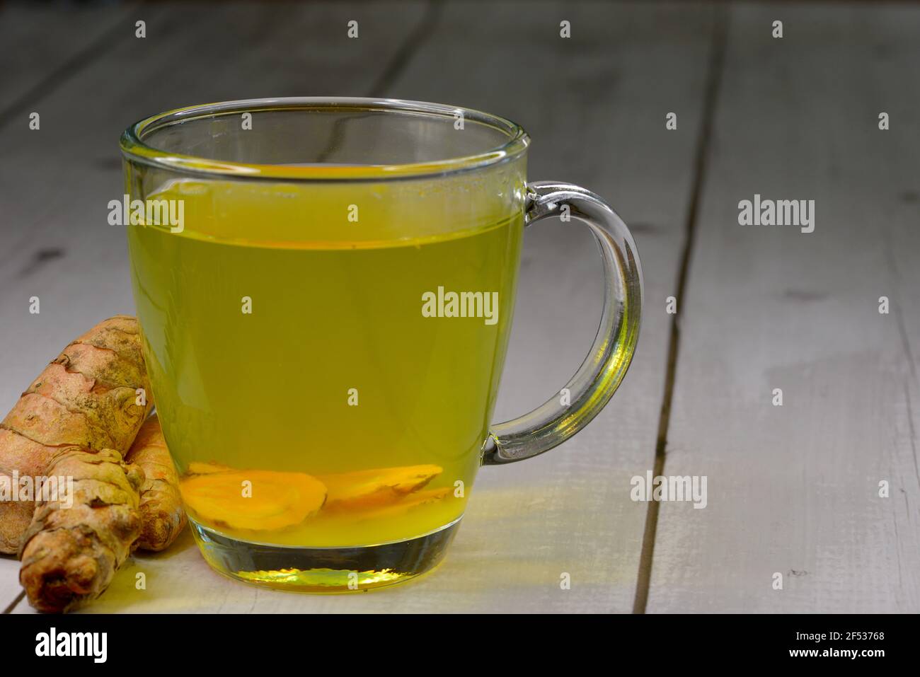 Thé préparé à partir de racines turmériques tranchées, avec rhizome entier. Originaire du sous-continent indien, les racines sont utilisées dans la cuisine et la médecine ayurvédique. Banque D'Images
