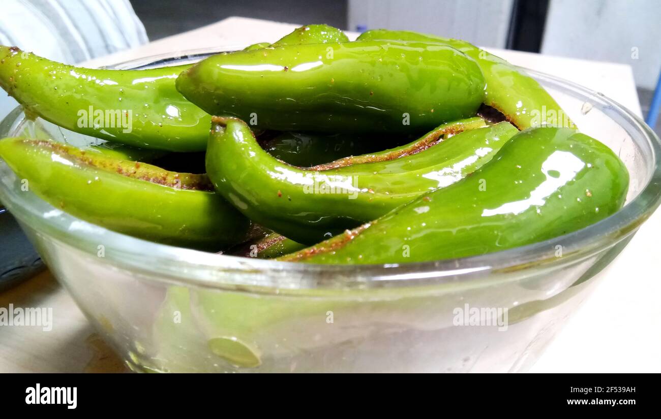 Indian Spicy Green Chili Pickle également connu sous le nom de Mirchi Ka Achaar ou Loncha isolé sur fond blanc Banque D'Images