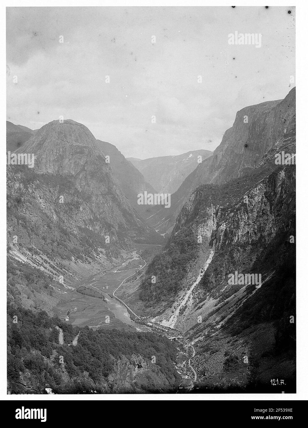 À Stalheim / Norvège : Jördalfjord. Vue depuis l'hôtel Stalheim sur Naeroydal avec un paysage de montagne imposant et un sommet rond de Jördalhut Banque D'Images