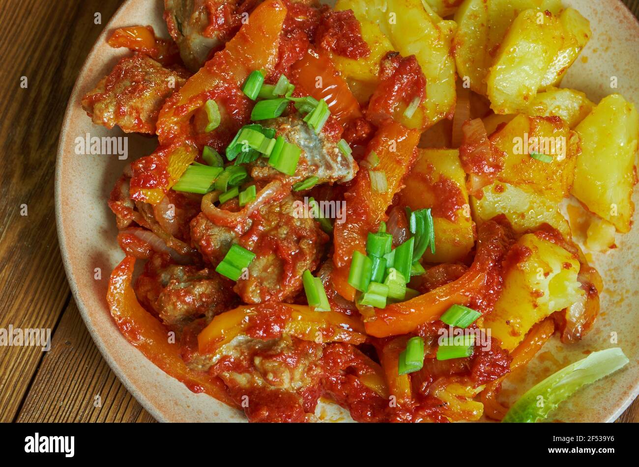 Katuv sleh - plat tchèque, la viande est frite dans une poêle et plus tard est cuit à la vapeur avec des ingrédients. Banque D'Images