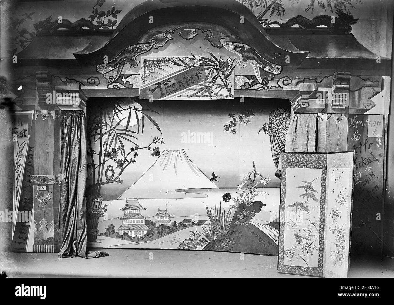 Représentation théâtrale japonaise de la culture d'art Dresden sous la direction de E. Antonio Donadini. B ? Hnenbild. 1886 représentation théâtrale japonaise de la Kunstgewerbeschule Dresden sous la direction de E. Antonio Donadini. Scène avec Fuji-san. 1886 Banque D'Images
