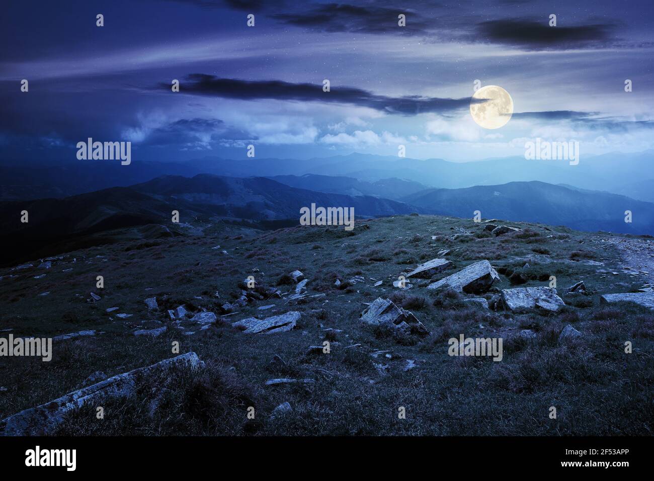 paysage de montagne d'été de carpates la nuit. belle campagne avec des rochers sur la colline herbeuse en pleine lune nuages clairs sur le ciel bleu. wonderfu Banque D'Images paysage de montagne d'été de carpates la nuit. belle campagne avec des rochers sur la colline herbeuse en pleine lune nuages clairs sur le ciel bleu. wonderfu Banque D'Images