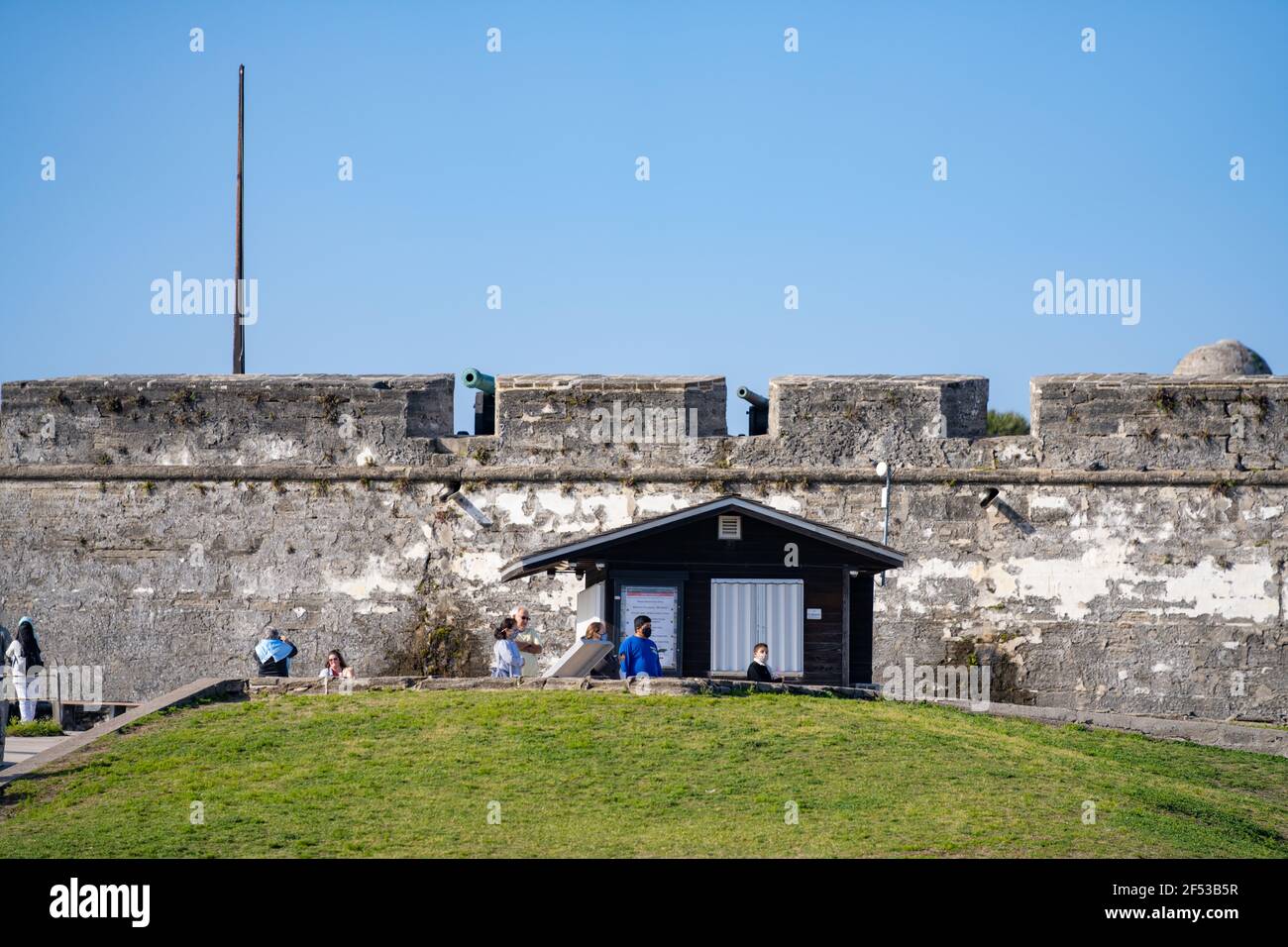 Touristes au monument national Castillo de San Marcos St Augustine FL États-Unis Banque D'Images