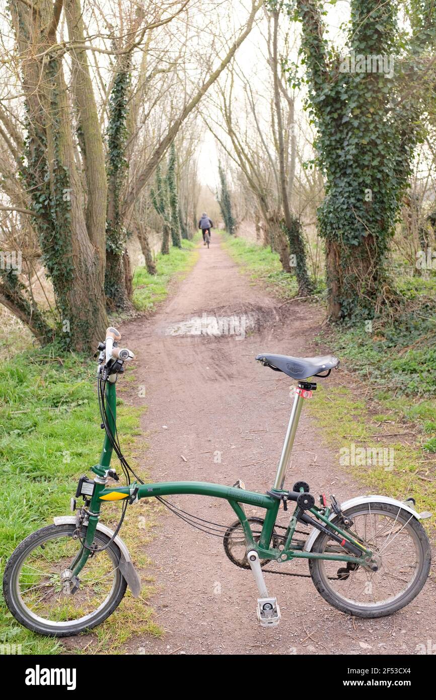 Mars 2021 - Brompton vélo pliant sur National cycle Network 3 près de Glastonbury Banque D'Images