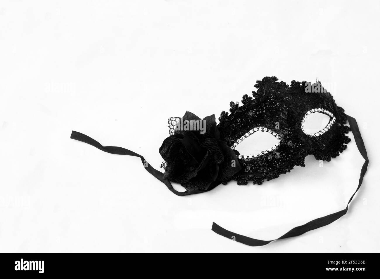 Masque vénitien à dentelle noire pour le fanage ou le carnaval isolé sur arrière-plan blanc uni avec espace de copie Banque D'Images