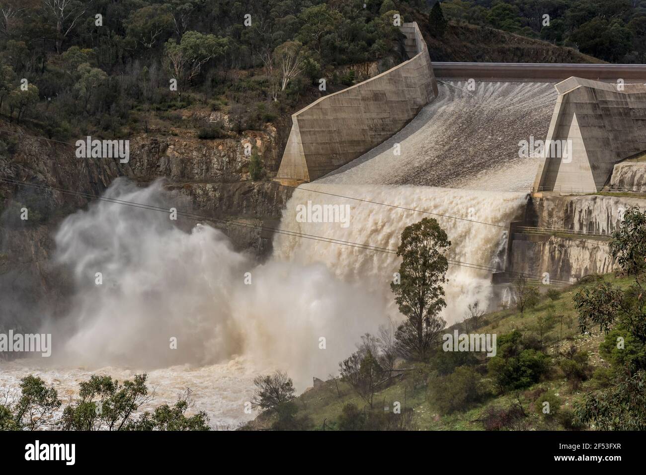 Barrage de Googong, Nouvelle-Galles du Sud, Australie, 24/03/21. Barrage de Googong libérant l'excès d'eau dans la rivière Queanbeyan. Cela est dû aux fortes précipitations qui ont eu lieu sur la côte est de l'Australie et qui sont à l'origine d'inondations importantes dans les régions. Darren Weinert/Alamy Live News. Banque D'Images