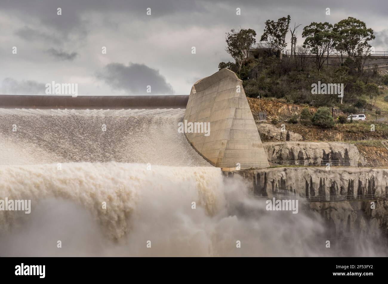 Barrage de Googong, Nouvelle-Galles du Sud, Australie, 24/03/21. Barrage de Googong libérant l'excès d'eau dans la rivière Queanbeyan. Cela est dû aux fortes précipitations qui ont eu lieu sur la côte est de l'Australie et qui sont à l'origine d'inondations importantes dans les régions. Darren Weinert/Alamy Live News. Banque D'Images