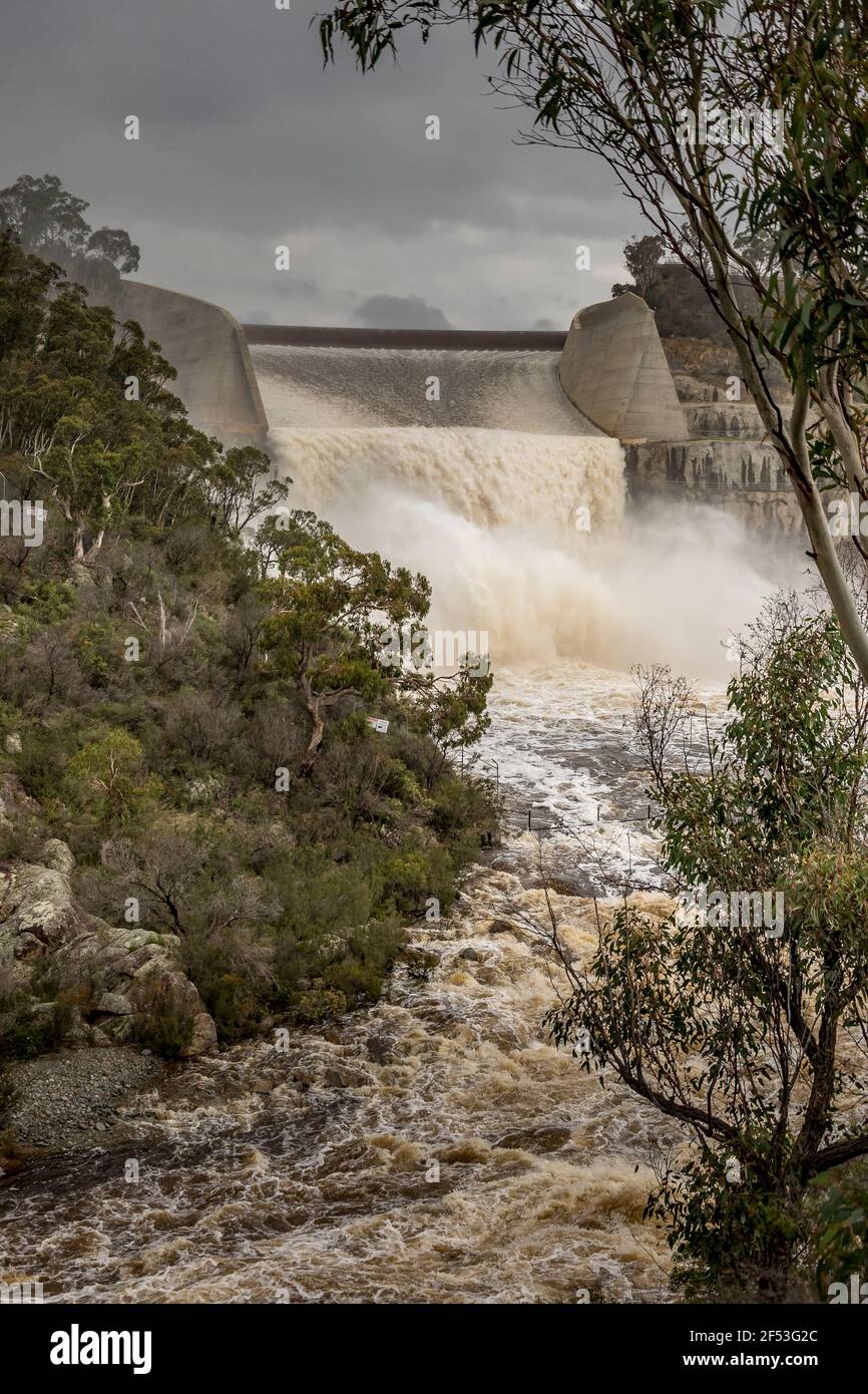 Barrage de Googong, Nouvelle-Galles du Sud, Australie, 24/03/21. Barrage de Googong libérant l'excès d'eau dans la rivière Queanbeyan. Cela est dû aux fortes précipitations qui ont eu lieu sur la côte est de l'Australie et qui sont à l'origine d'inondations importantes dans les régions. Darren Weinert/Alamy Live News. Banque D'Images