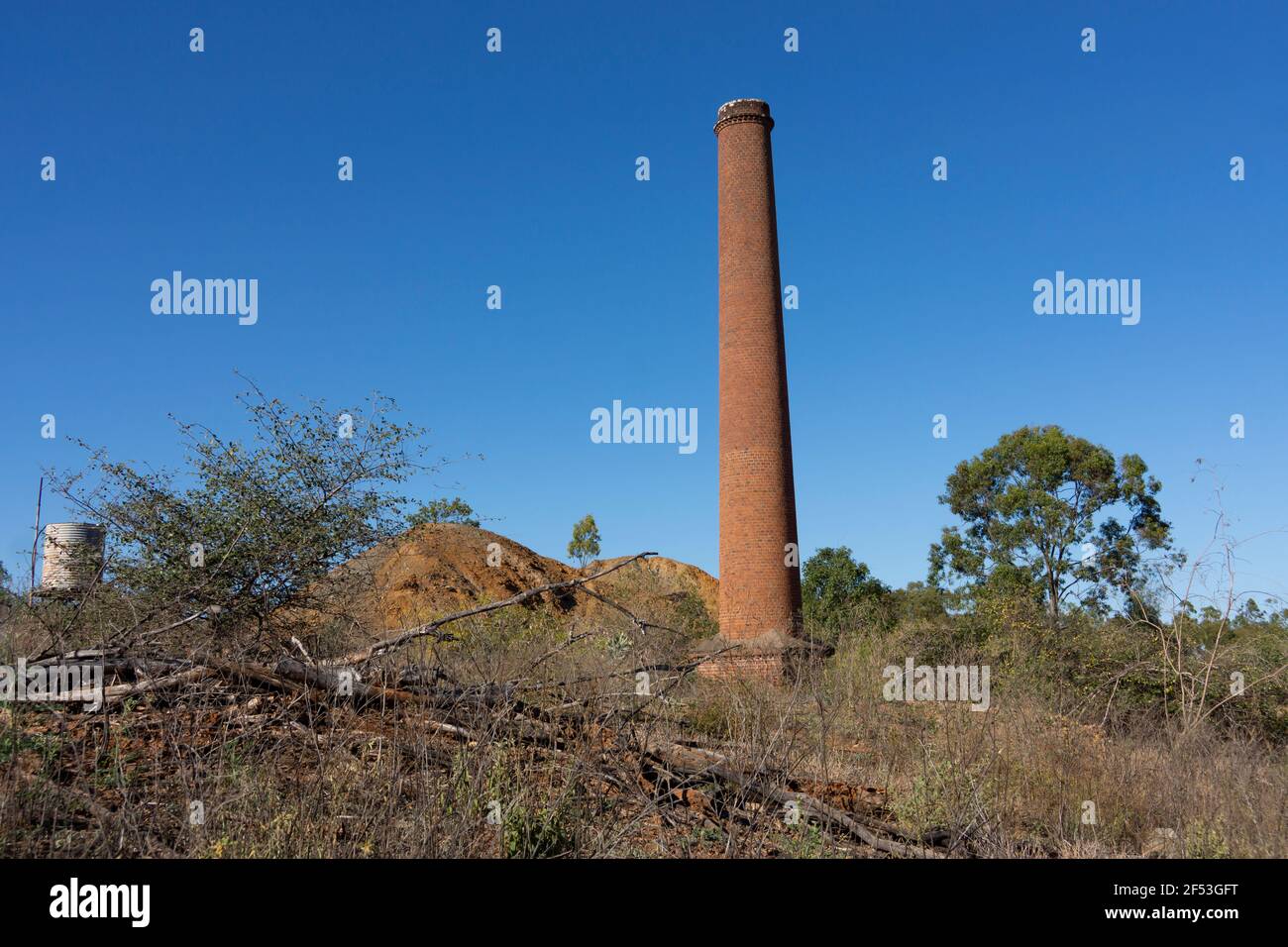 Une vieille cheminée en briques et des tas de mulets sont les derniers vestiges d'une ancienne mine d'or à Ravenswood, Queensland, Australie Banque D'Images