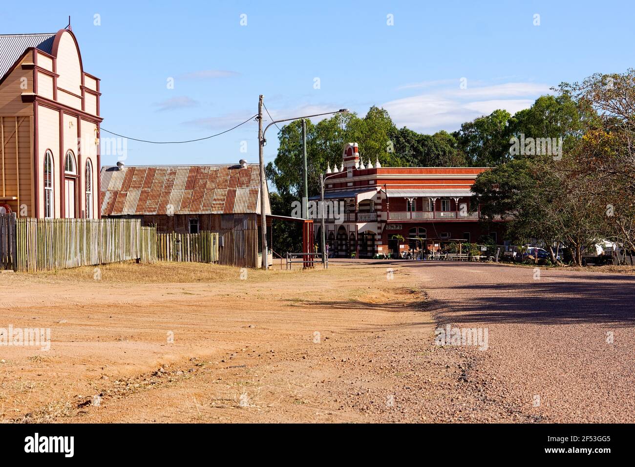 Scène de rue à Ravenswood, Queensland, Australie, une vieille ville aurifère, avec l'historique Imperial Hotel et des bâtiments vides. Banque D'Images