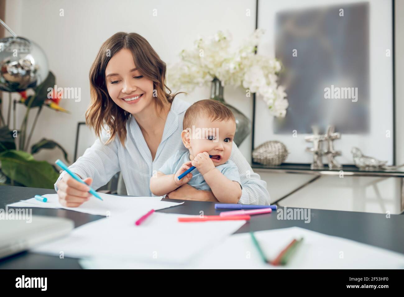 Femme et enfant dessinant avec des stylos feutres de couleur Banque D'Images