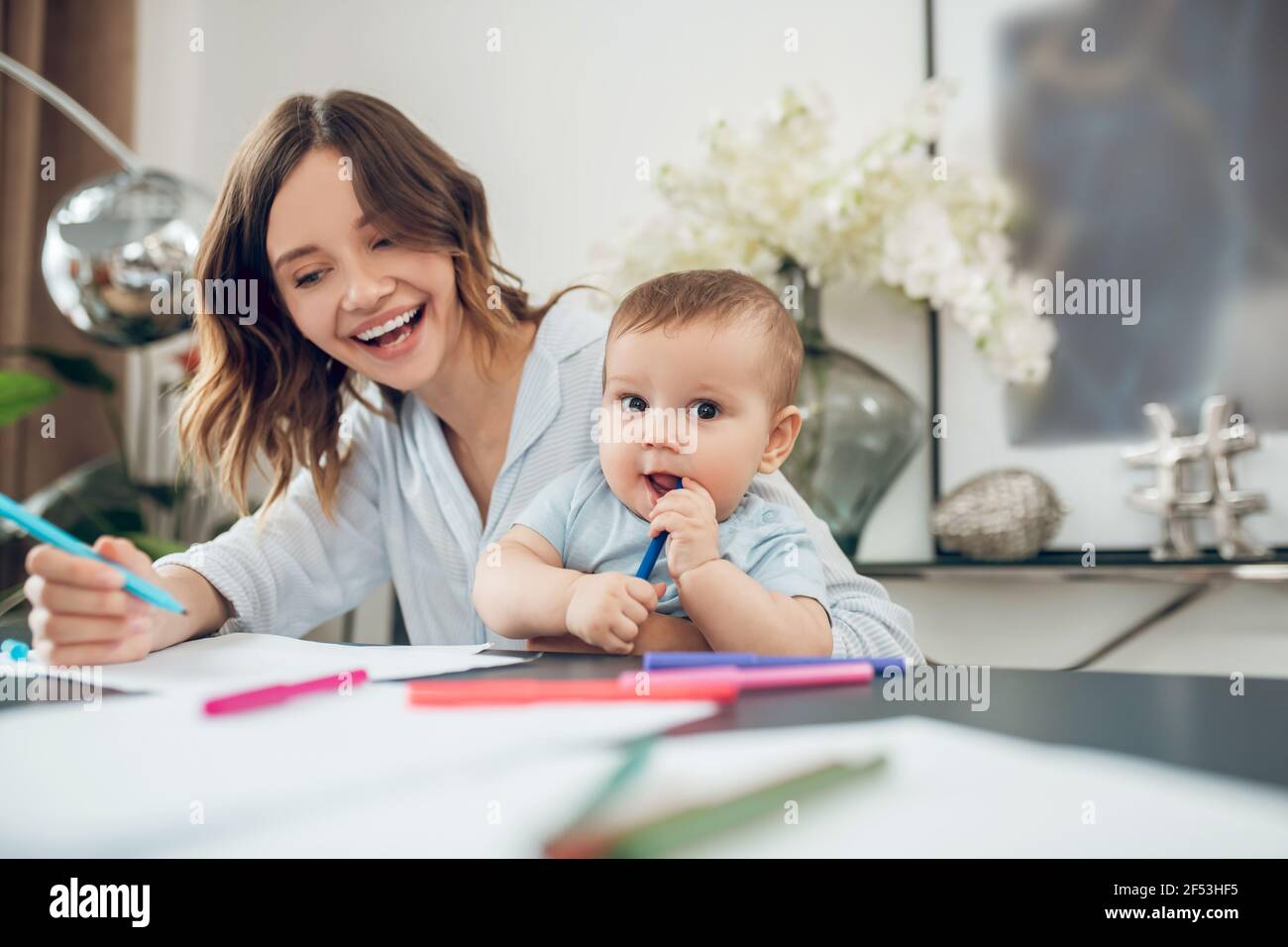 Un crayon de mise en plan pour maman et enfant enthousiaste Banque D'Images