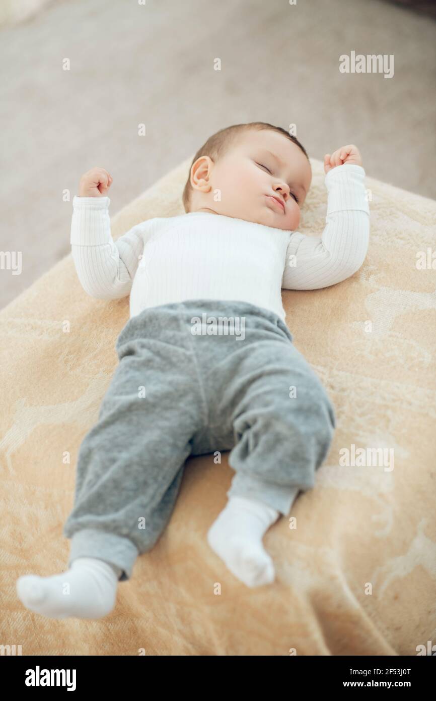 Un petit enfant dormant sur le lit à la maison Banque D'Images