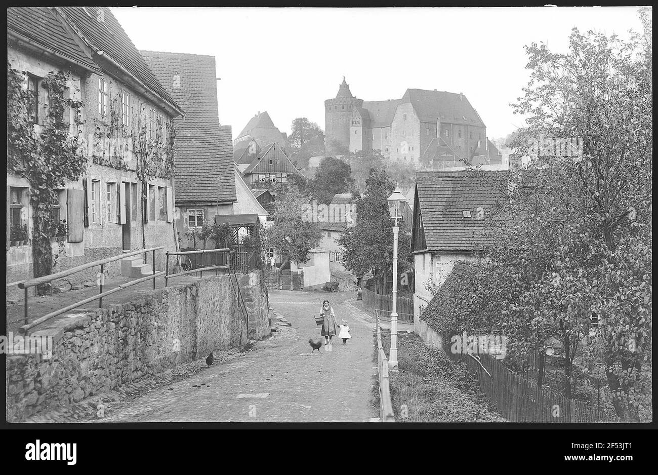 Leisnig. Bachgasse avec vue sur le château de Mildenstein Banque D'Images