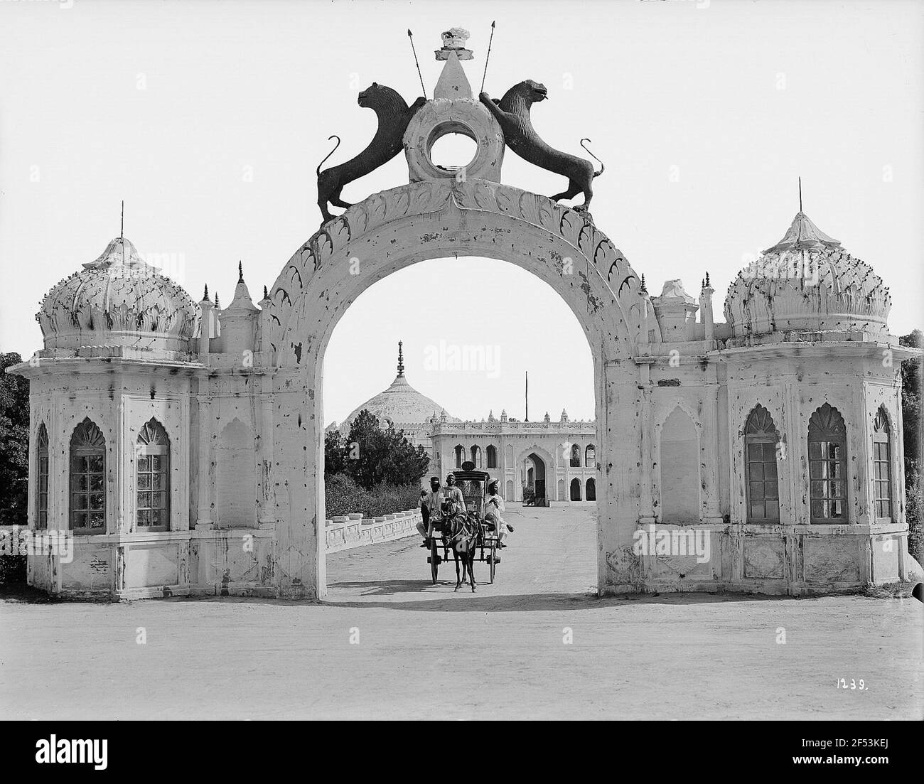 Lucknow (Lakhnau), Inde. Shah Najaf Imambara (1816 comme mausolée pour Ghazi-UD-DIN Haider), au? Inutilisé contre le score et le dôme Shah Najaf Imambara Banque D'Images