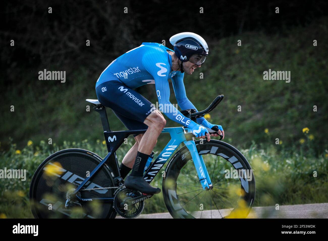 Volta Catalogne 23.3.2021-Alejandro Valverde à cheval pour Team Movistar dans le procès de 18,5 km de temps passant par Fontcoberta près de Banyoles, Espagne Banque D'Images