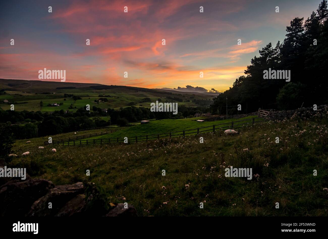 Nuages roses et orange au coucher du soleil, sur les collines de Weardale, les Pennines du Nord, comté de Durham, Royaume-Uni Banque D'Images