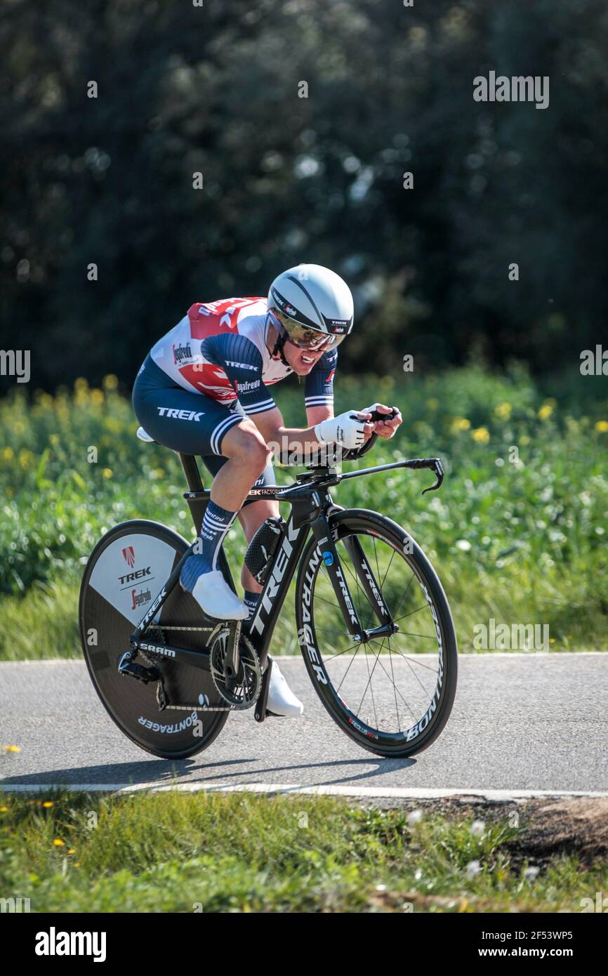 Volta Catalogne 23.3.2021- Juan Pedro López à cheval pour Team Trek–Segafredo dans le procès de 18,5 km près de Banyoles, Espagne Banque D'Images