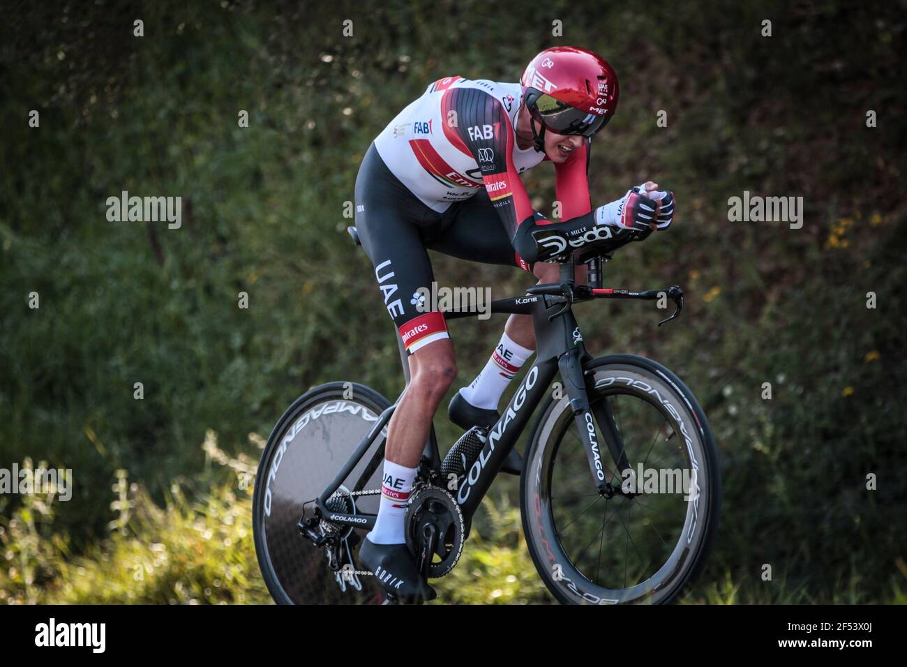 Volta Catalonia 23.3.2021- Joseph Lloyd Dombrowski pour Team UAE dans le procès de 18,5 km de temps passant par Fontcoberta près de Banyoles, Espagne Banque D'Images