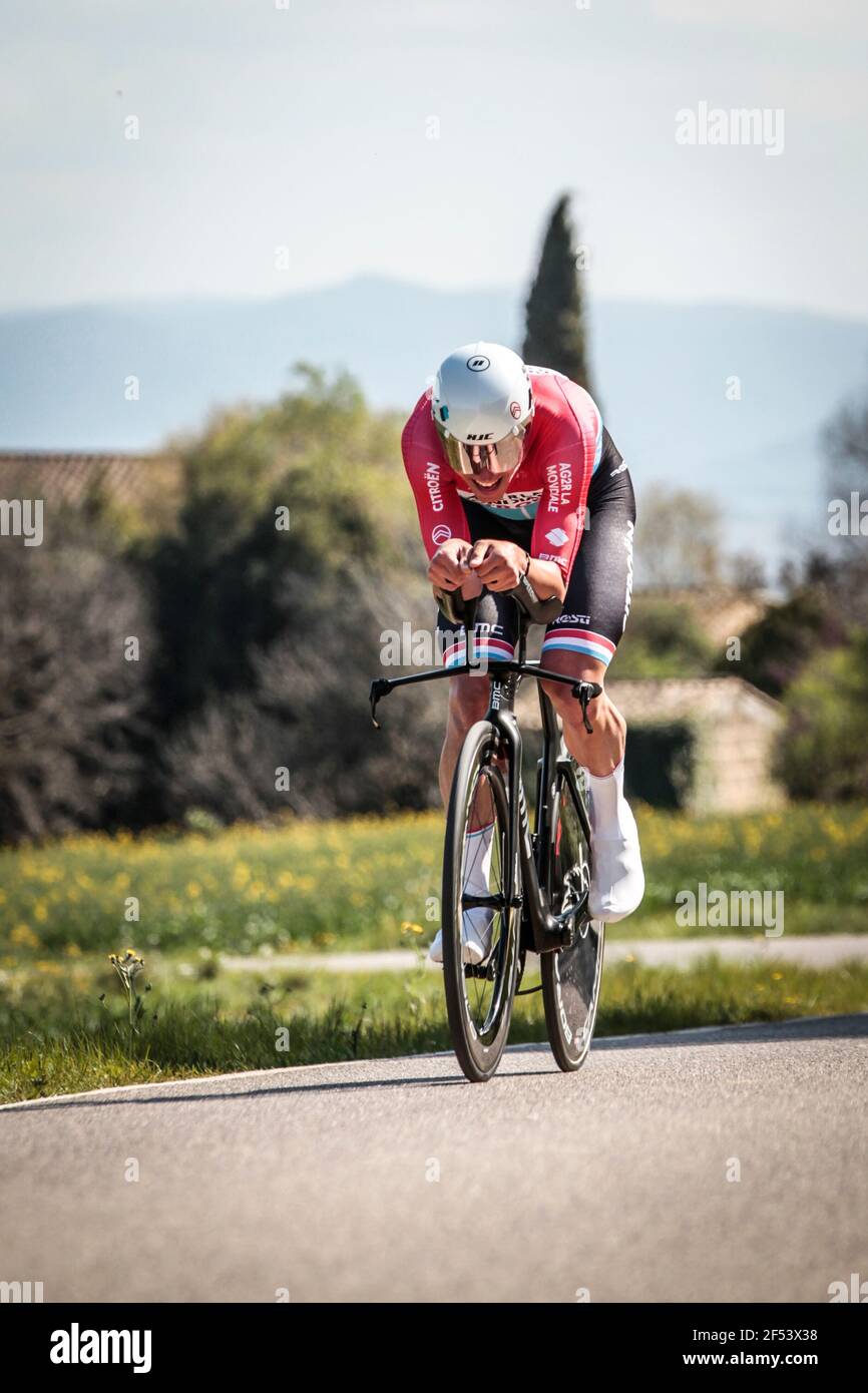 Volta Catalonia 23.3.2021- Bob Jungels à cheval pour l'équipe AG2R Citroën. Dans le procès de 18,5 km près de Banyoles, Espagne Banque D'Images