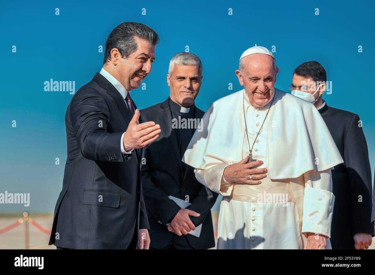 Erbil, Kurdistan, Irak – 7 mars 2021 : le pape François Warm a reçu la bienvenue de Nechirvan Barzani, président de la région du Kurdistan, et de Mastour Barzani, premier min Banque D'Images