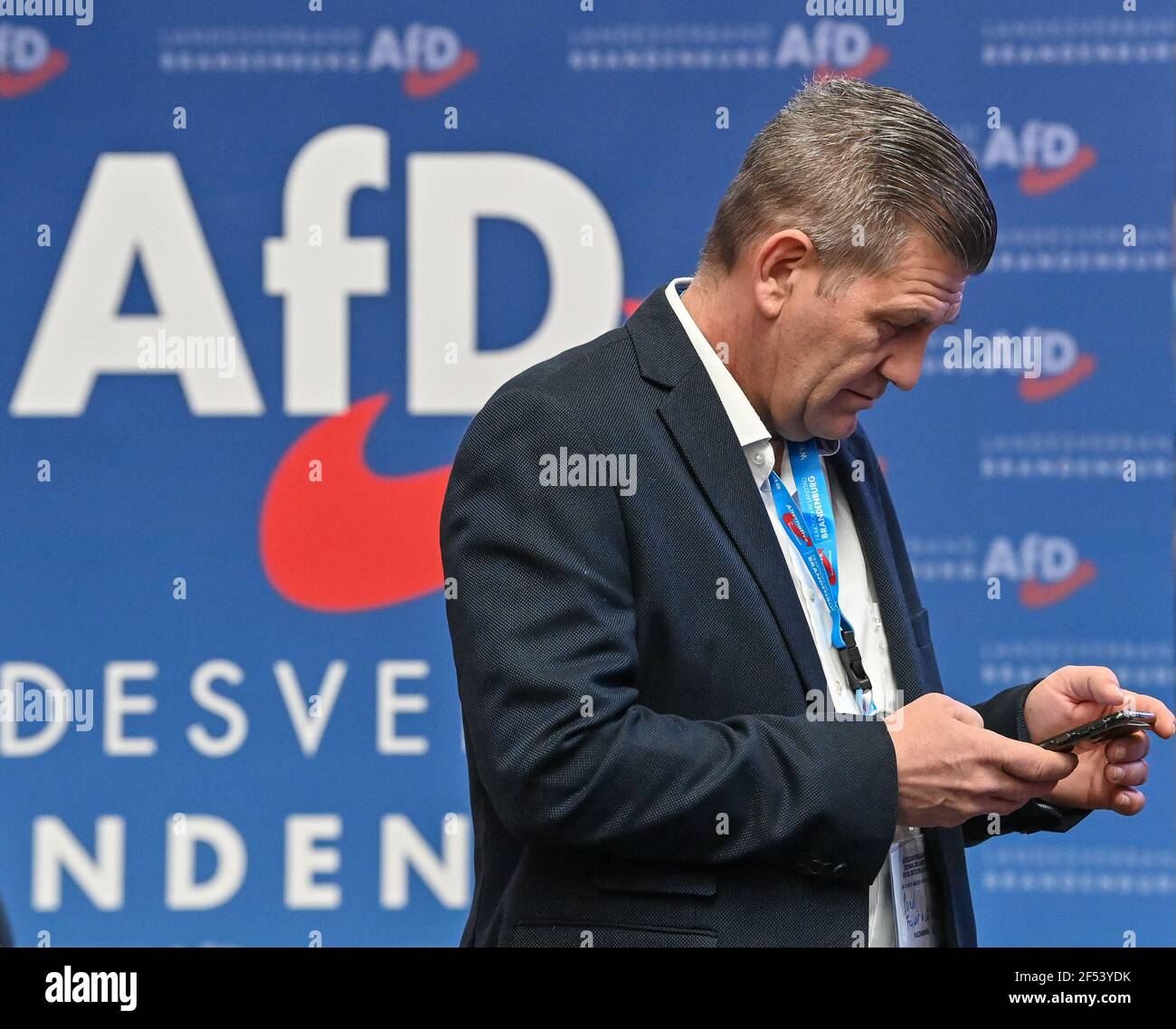 20 mars 2021, Brandebourg, Francfort (Oder) : Daniel Freiherr von Lützow, membre du Parlement de l'État de l'AfD de Brandebourg, se tient à la conférence du parti d'État de l'AfD Brandenburg. Photo: Patrick Pleul/dpa-Zentralbild/ZB Banque D'Images