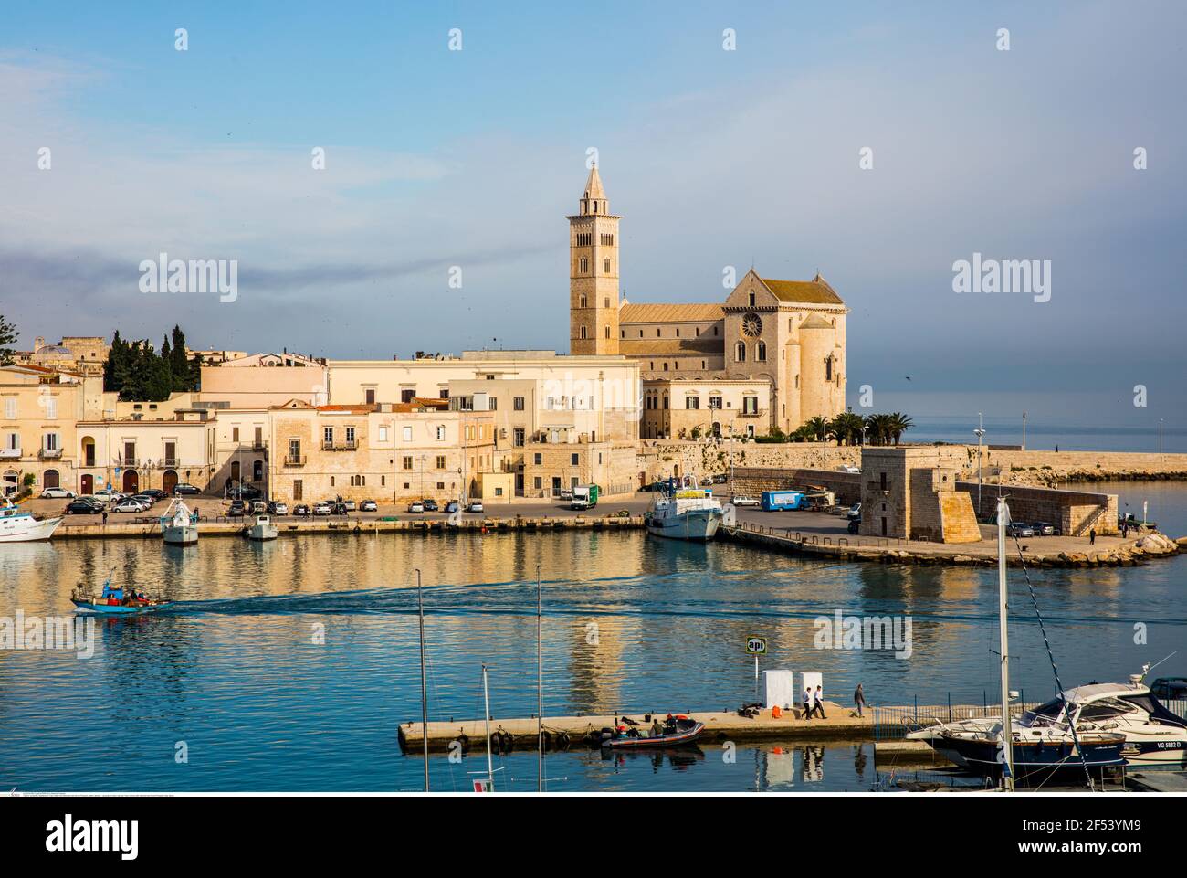 Géographie / Voyage, vue sur la ville, Trani, port avec cathédrale San Nicola Pellegrino, Italie, Pouilles, droits-supplémentaires-autorisation-Info-non-disponible Banque D'Images