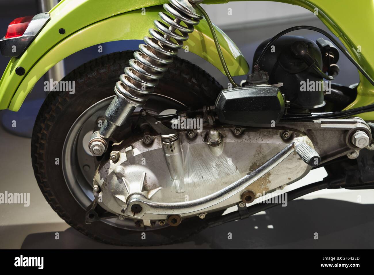 Roues arrière et parties du moteur du scooter vert vintage, gros plan avec mise au point sélective Banque D'Images