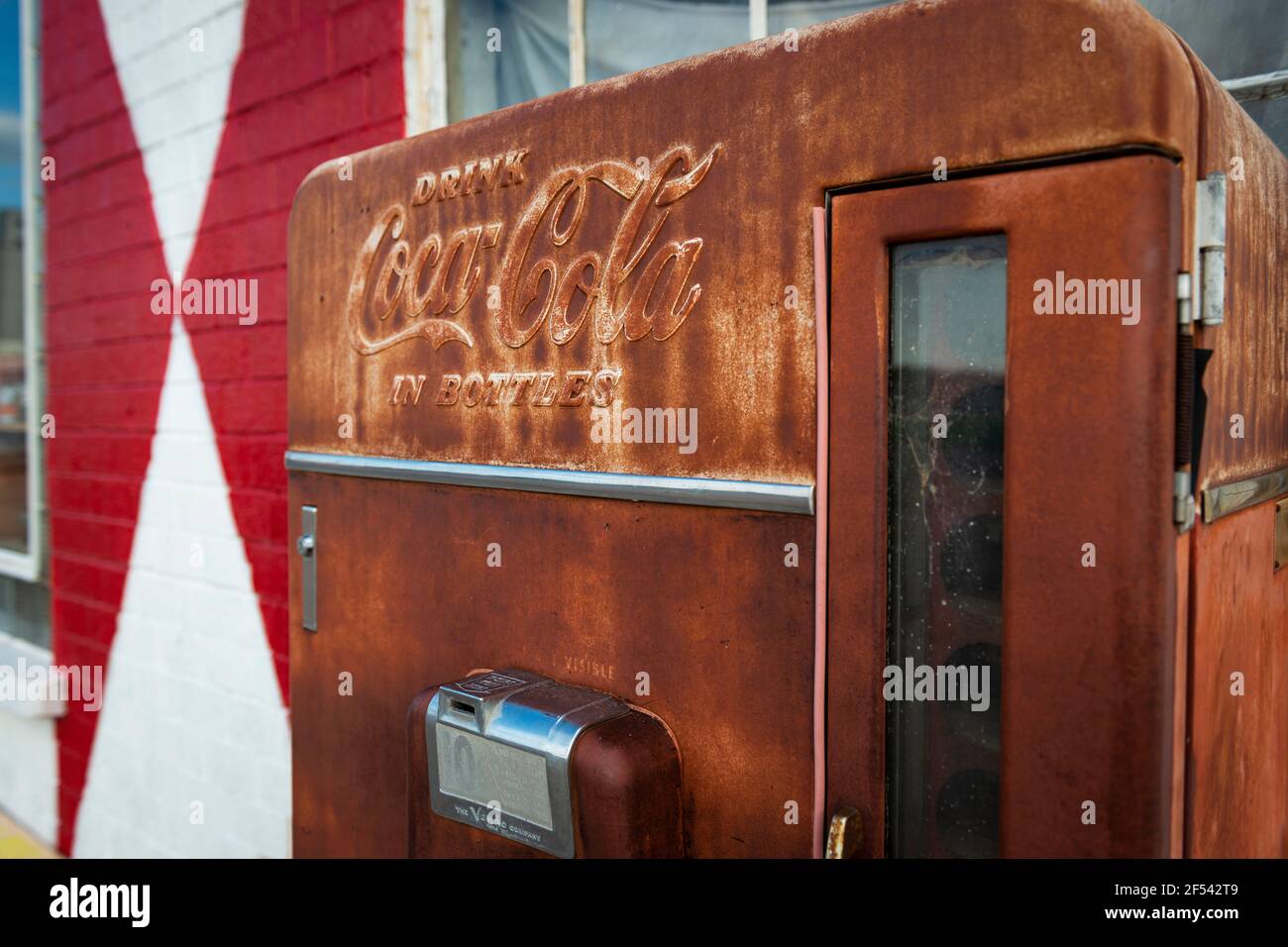 Adrian, Texas - 9 juillet 2014: Détail d'un vieux et rouillé Coca Cola distributeur automatique à une station de service le long de l'historique US route 66 dans la ville Banque D'Images